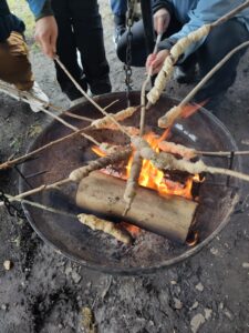 Pinnebrød på bål